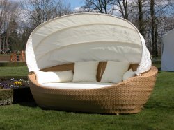Tuinschelp Deze ovale tuinlounge is een prachtige designzetel de ganse familie. De zonneluifel beschermt je tegen zon en wind, maar je kan hem natuurlijk altijd plat leggen om te zonnebaden. Vlechtwerk: Kunststof Afmetingen: B:218cm - D:138cm - H ...